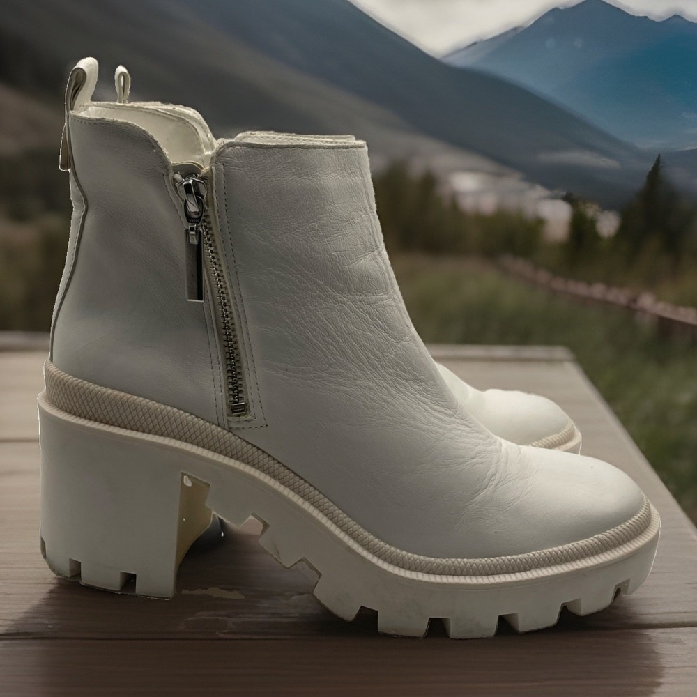 Gianni Bini So-lution Style White Leather Chunky Lug Sole Booties Size 8.5